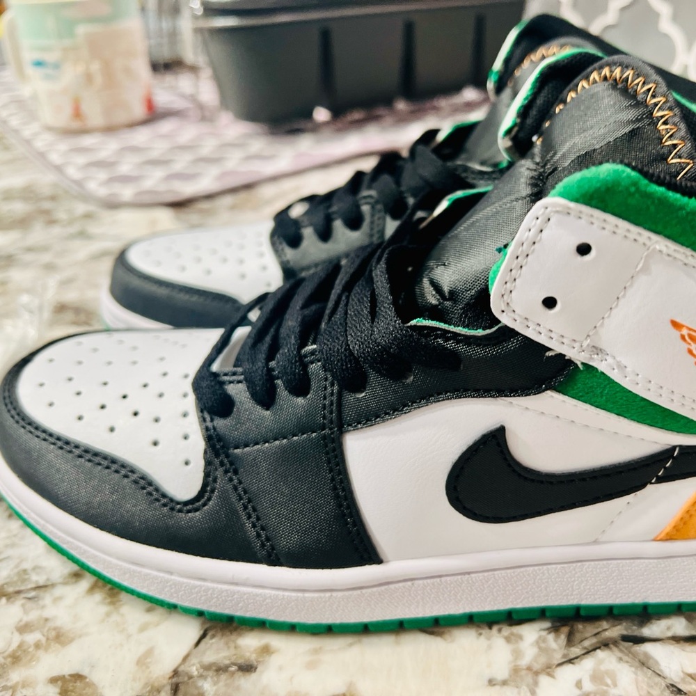Nike Men’s - Air Jorden’s , Size: 8 1/2 , Color: Blk,Wht,Green